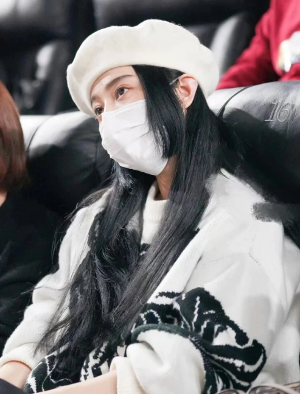 范冰冰悶聲幹大事!穿針織衫與導演見面不擺架子,塗大紅唇太搶鏡 范冰冰悶聲幹大事!穿針織衫與導演見面不擺架子,塗大紅唇太搶鏡