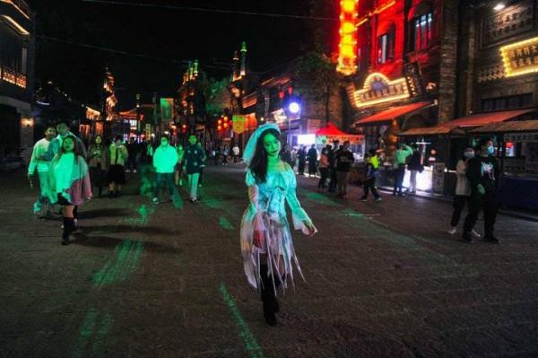 沉浸在小鎮裡，感受詭異的狂歡