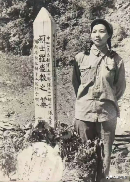 羅盛教犧牲後：父親赴朝為兒掃墓，被救者母親提出：我把孫子送你