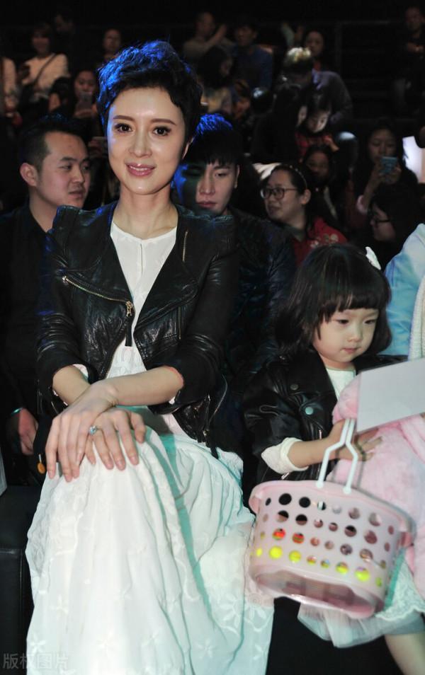 金巧巧和女兒穿親子裝,白色長裙配皮衣外套,精緻優雅真有貴婦範 金巧巧和女兒穿親子裝,白色長裙配皮衣外套,精緻優雅真有貴婦範