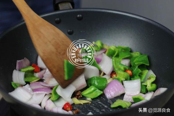 爆炒魷魚鮮嫩爽滑,正確的焯水方法是關鍵,牢記,營養美味就不遠 爆炒魷魚鮮嫩爽滑,正確的焯水方法是關鍵,牢記,營養美味就不遠