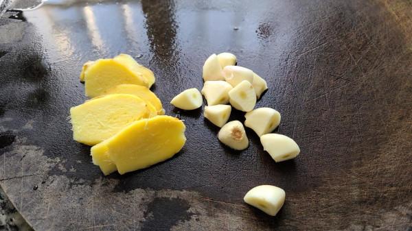 廣東老廚師教的話梅豬腳，出了名的一道菜，肉爛味濃真好吃