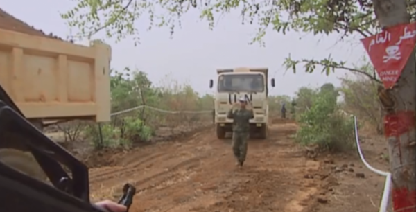 中國人幫非洲修路，頂著60度高溫趕工，當地人卻在樹下乘涼