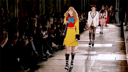 55歲大媽剛戒毒又患癌，第一次拿起畫筆便完美蛻變Gucci金牌畫師