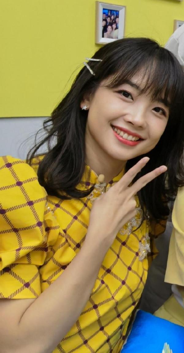 怪不得王冰冰能爆火，穿女團短裙就像偶像一樣，小圓臉真可愛