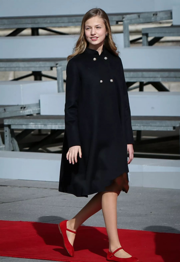 真正的貴族穿衣真簡約，看西班牙公主萊昂諾爾就明白，低調卻大氣