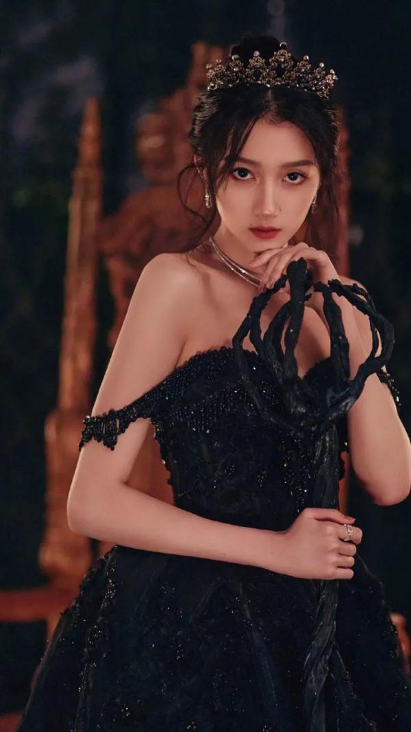 黑白紅金，迷人關曉彤