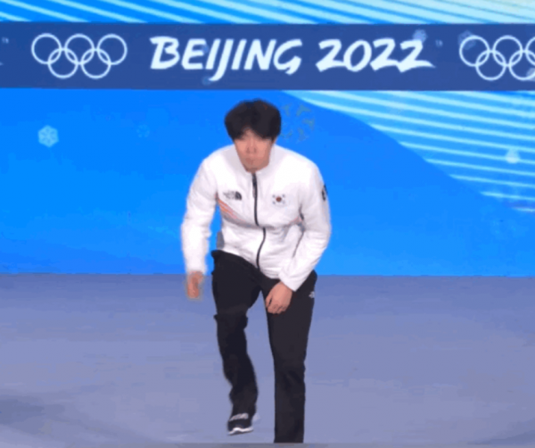 韓國選手獲得男子速滑500米亞軍，為什麼領獎前做打掃動作？