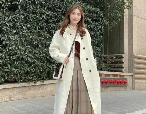 穿大衣時，搭長裙還是短裙？記住“九分穿法”，才能有效顯高瘦