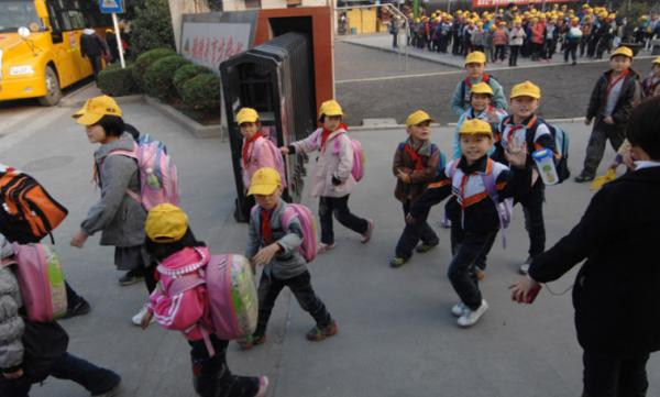 雙減再次放大招，小學生再次迎來調整，上學連書包都不用背了？