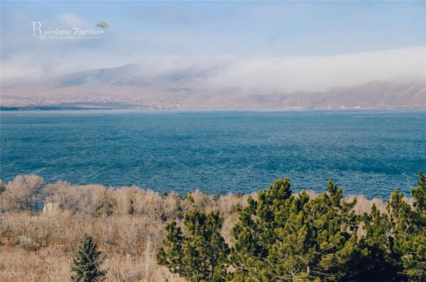 在亞美尼亞塞凡湖,邂逅一場浪漫美麗的婚禮 在亞美尼亞塞凡湖,邂逅一場浪漫美麗的婚禮