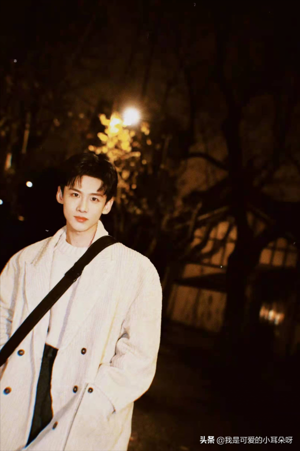 白敬亭這個酷蓋，還是這麼養眼