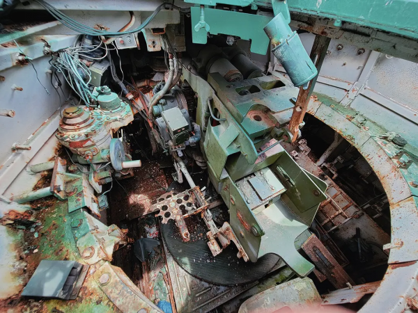 深山裡的廢棄坦克墳場探索 深山裡的廢棄坦克墳場探索