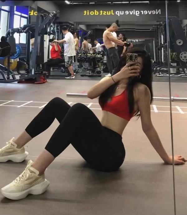 健身房的固定器械和槓鈴啞鈴各有什麼好處？