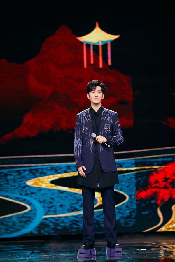 黃曉明亮相東方衛視元宵特別節目 穿國風西裝演唱《少年中國說》