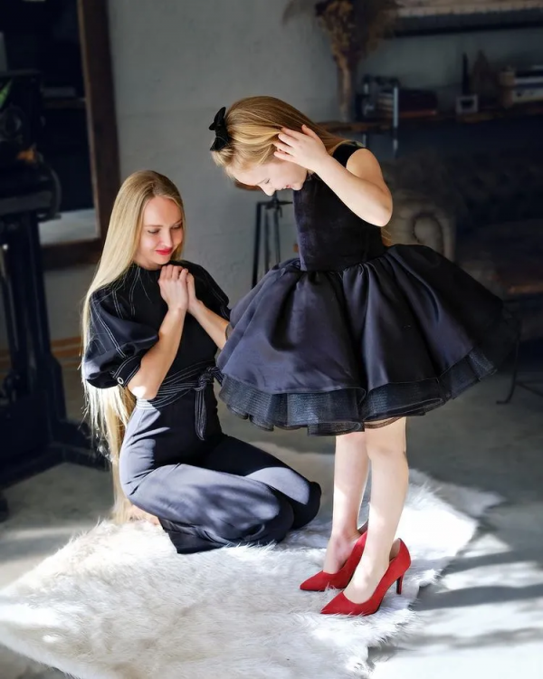 土耳其媽媽曬7歲女兒cos照爆火ins，網友：哈哈哈哈簡直是神還原