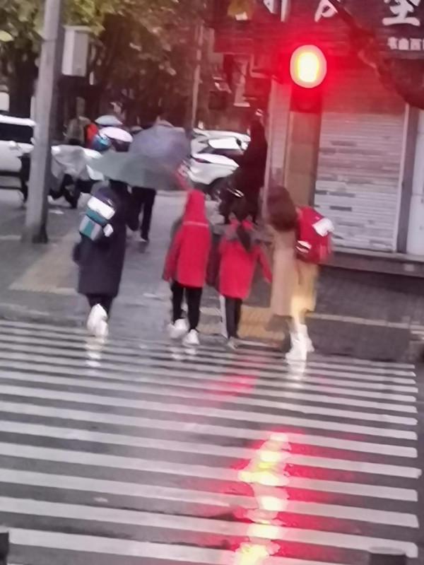 爸爸送孩子上學與媽媽送孩子上學有什麼不同