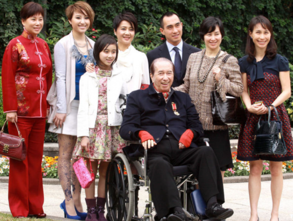 東北小夥辛奇隆：21歲迎娶賭王千金，500萬聘禮，卻換來14億嫁妝