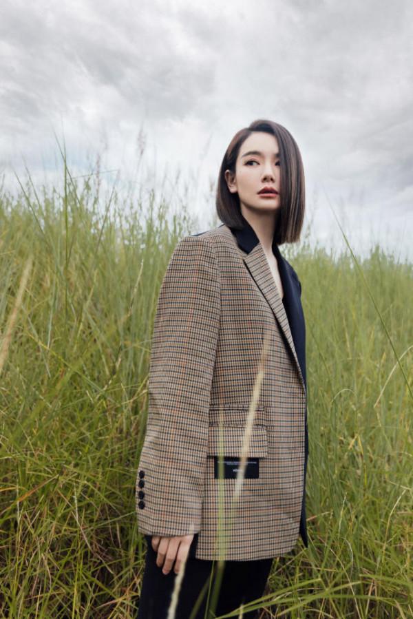 &OpenCurlyDoubleQuote;戚薇&rdquo;不走尋常路，把白襯衫當連衣裙，西裝只穿半件，意外時髦