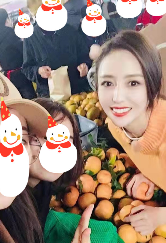 黃渤陳赫和佟麗婭現身菜市場，佟麗婭造型明豔，無美顏生圖超能打