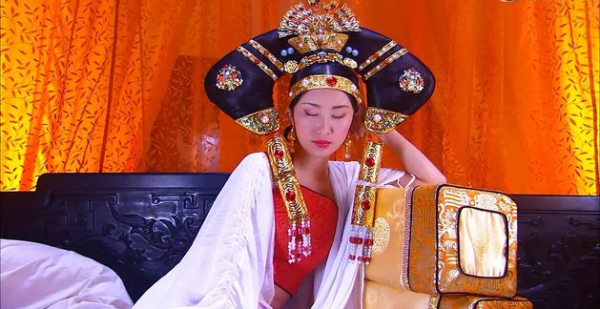 鳥窩、縫紉機、鋼絲球，女明星奇奇怪怪的髮型，笑得捂不住嘴