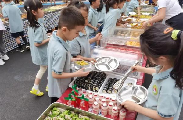 小學午餐標準這麼高了嗎?堪比五星級酒店的自助餐標準了嗎真羨慕 小學午餐標準這麼高了嗎?堪比五星級酒店的自助餐標準了嗎真羨慕
