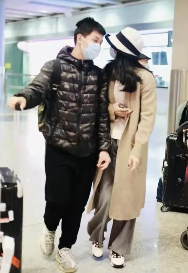 “晴格格”王豔和兒子走機場，打扮低調舒適，沒有豪門闊太的架子