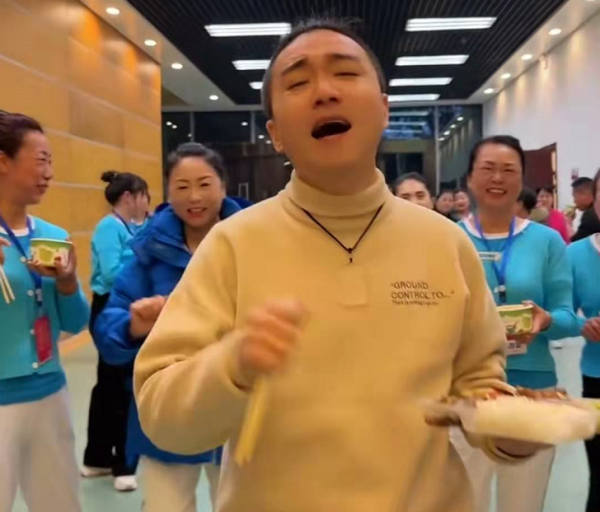 安徽春晚後臺曝光！表演嘉賓站著吃盒飯，伙食一葷三素營養均衡