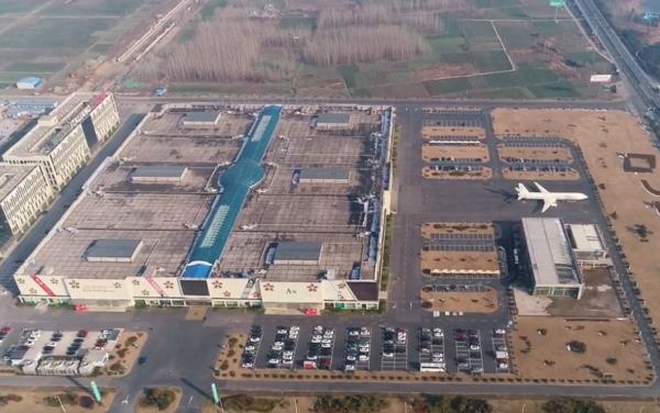 江蘇城市裡停著一輛大飛機，是幹什麼用的呢？能不能起飛呢？