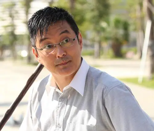 56歲瓊瑤男神現身上海無人識，身材發福大變樣，贊祖國偉大引回憶