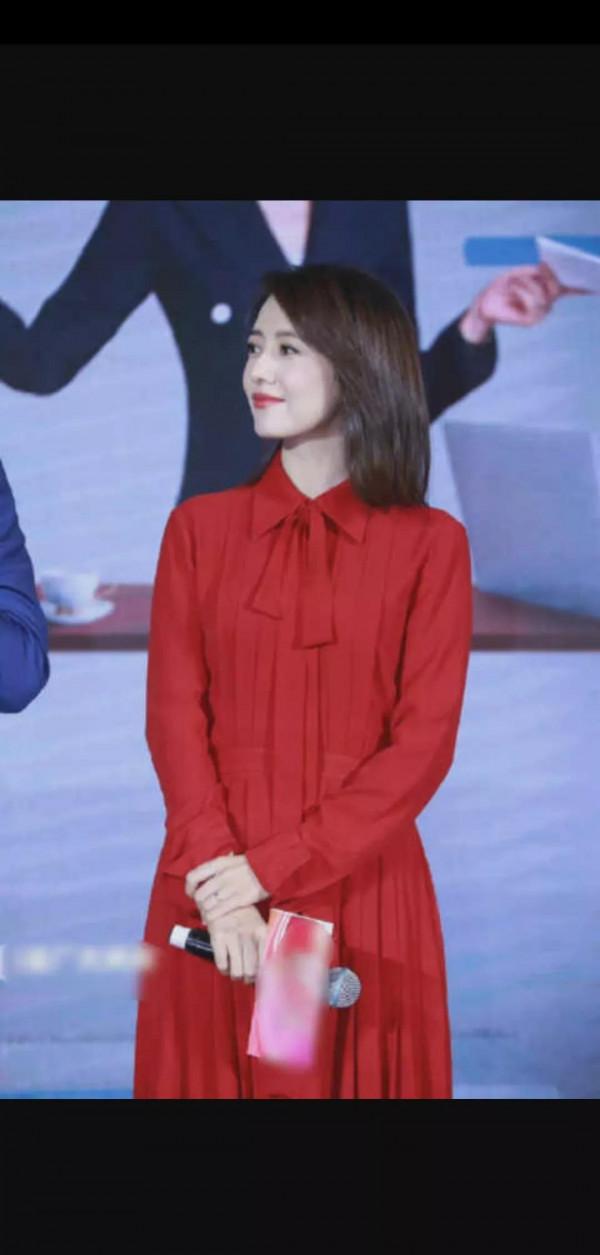 穿紅色連衣裙的高圓圓