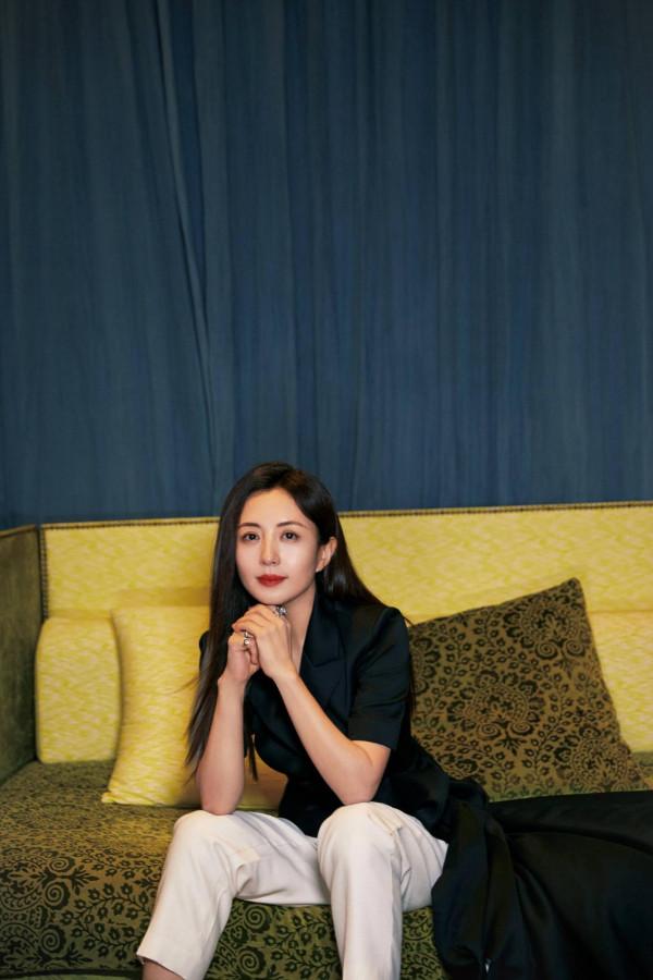 楊童舒乾淨利落打扮驚豔亮相2021年北京時裝週