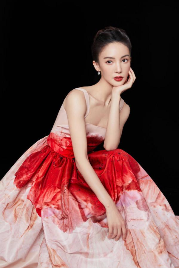 金晨穿淺粉潑墨裙天鵝頸吸睛 燦笑嫣然好美