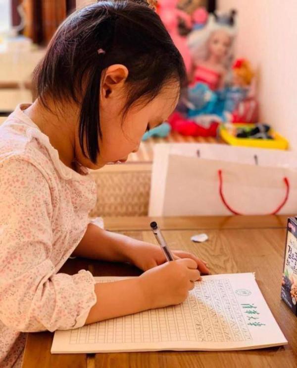 央視主持人楊帆：一家四口其樂融融，就是大女兒讓我“頭痛”