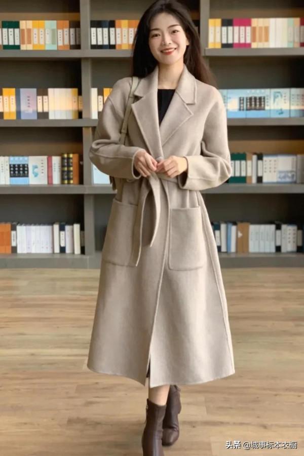 大衣迷茫凌亂，其實非常建議大家選擇經典不過時的低飽和度顏色