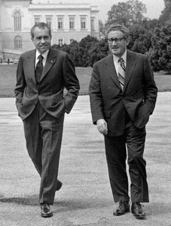 1971年喬冠華離美歸國,毛主席指示組織迎接,周恩來:我親自去接 1971年喬冠華離美歸國,毛主席指示組織迎接,周恩來:我親自去接