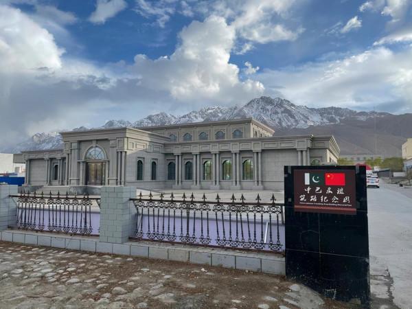 回到去往紅其拉甫的路上。仍是一路雪山相伴 回到去往紅其拉甫的路上。仍是一路雪山相伴