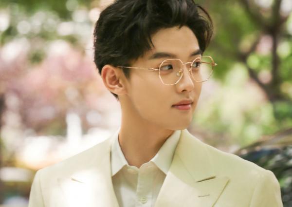 十八歲公開，二十歲訂婚，二十二歲結婚，周峻緯會是下個任嘉倫嗎