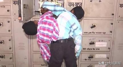 印度連體雙胞胎被父母遺棄，收容所長大獲政府工作領兩人工資