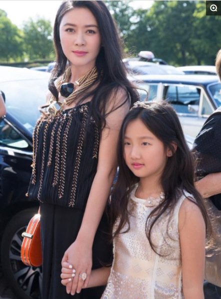 長相驚豔大氣，和陸毅相愛四年被父母拆開，42歲單身女兒漂亮