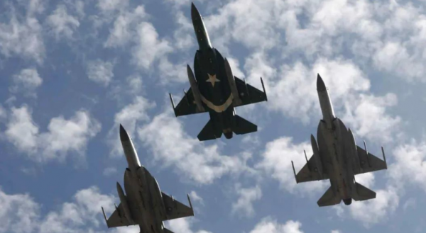 嚇壞印度！中巴聯手研製的&OpenCurlyDoubleQuote;梟龍&rdquo;出席閱兵，實力碾壓印度S-400