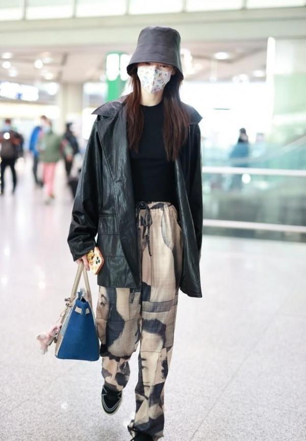 金晨把夾克穿出了高階感,配印花褲顯得率性又時尚,藏不住精緻感 金晨把夾克穿出了高階感,配印花褲顯得率性又時尚,藏不住精緻感