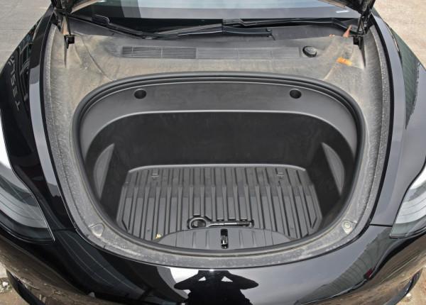 電動車與燃油車的對決:寶馬330i VS 特斯拉Model 3高效能全驅版 電動車與燃油車的對決:寶馬330i VS 特斯拉Model 3高效能全驅版