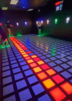 36張圖看精彩世界，巴西情侶被搶，男友撒腿就跑，女子仍淡定吃飯