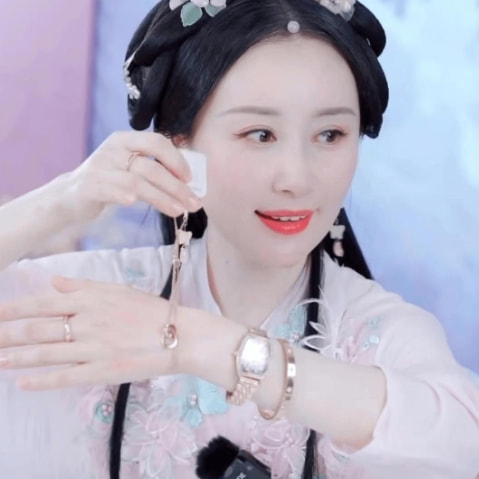 婁藝瀟也開直播帶貨？美顏後網友不敢認，賣的商品卻很“接地氣”