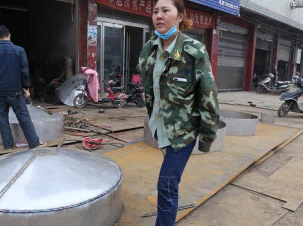 獨腿女孩羅雨:當電焊工爆紅網路,被300名男子告白,都被她回絕 獨腿女孩羅雨:當電焊工爆紅網路,被300名男子告白,都被她回絕