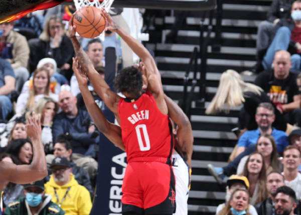 火箭34分慘敗，施羅德首秀4分！米切爾帶隊五連勝，戈貝爾被驅逐