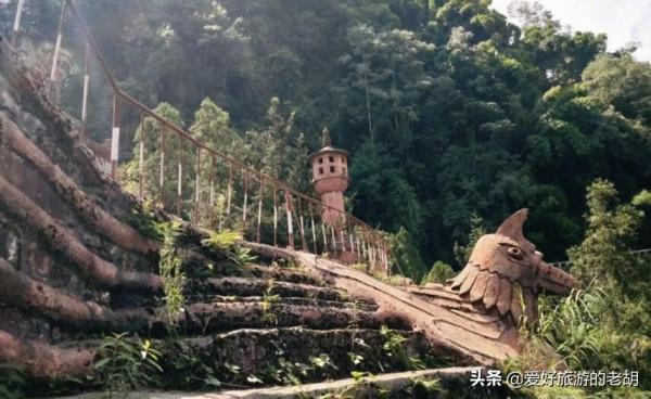 曾經十分紅火的四川景區，如今被廢棄，荒草叢生殘存的景色卻很美