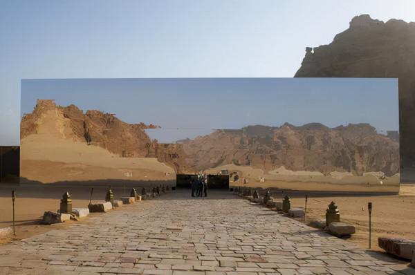 花3億在岩石中&quot;鑿&quot;出一個酒店，表面普通，內部卻大有乾坤