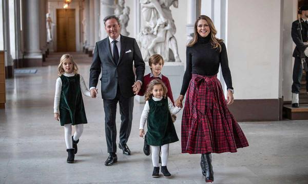 瑞典瑪德琳公主攜夫帶娃回孃家過聖誕節，仨萌娃呆萌可愛太搶鏡